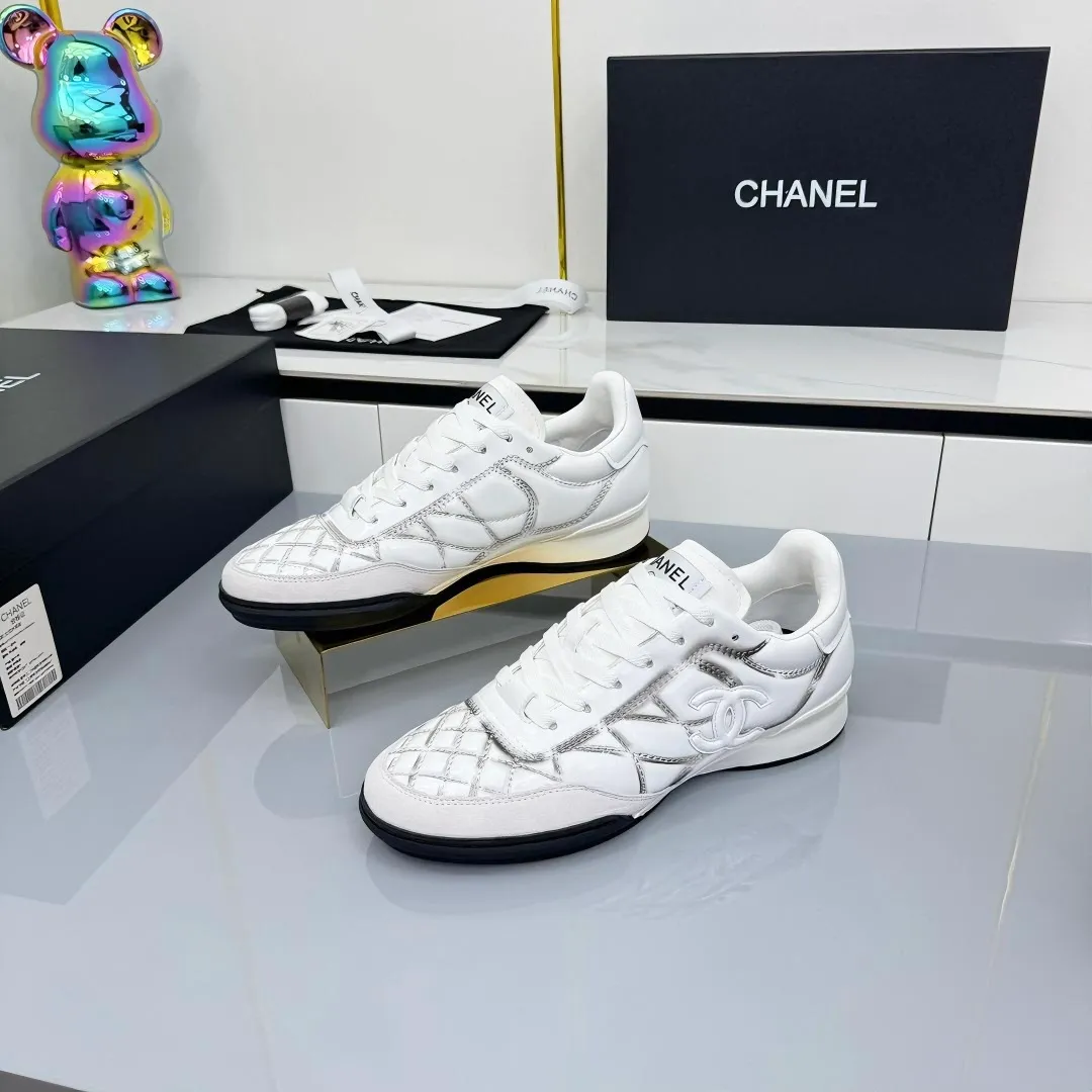 👟👟Ex-factory price 620👟👟 Top version Chanel Chanel - 2025 counter top casual sports shoes This sneaker is a classic design; the upper is electro-embroidered with a variety of techniques; the outsole is fashionable and sporty; it is extraordinary and incorporates a variety of color matching elements... The diversified mix and match is very beautiful and versatile, and can be used for leisure, fashion, sports and outdoor... ꫛꫀꪝ Go➫ Material: ❶Upper is made of: original cowhide ❷Inner lining is made of: original imported sheepskin ❸Outsole is based on: original TPU combination outsole Special counter boutique packaging complete set for women 35–41
